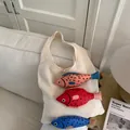 Bolso tote de punto en blanco crema con tres dijes de peces de lunares de colores - Blanco