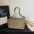 Sac polochon en nylon imperméable vert herbe avec bandoulière réglable et zips - Vert