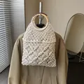 Beige geweven strandtas met ronde houten handvaten in een minimalistische boho-stijl - Beige Zonder Hanger