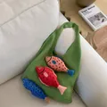 Bolso tote de punto verde con coloridos colgantes de peces de peluche divertidos - Verde