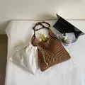 Borsa tote in paglia marrone all'uncinetto con perline in legno e custodia in tela bianca - Cachi Con Fodera