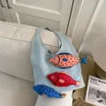 Sac fourre-tout en tricot bleu clair orné de trois poissons en peluche colorés - Bleu