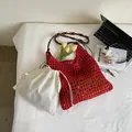 Borsa tote rossa in paglia intrecciata con manico di perline e sacchetto interno crema - Rosso Con Fodera