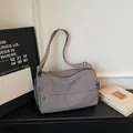 Minimalistische graue Nylon-Umhängetasche mit breitem Gurt und Multi-Taschen-Design - Grau