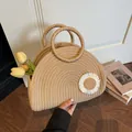 Bolso playero de paja artesanal en color madera natural con adorno de margarita pequeña - Estilo de Decoración de Margarita / Floral Pequeño Caqui