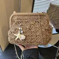 Handgewebte Stroh-Schultertasche in Beige mit Seestern-Anhängern und Goldkette - Khaki
