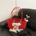 Sac de plage tressé rouge avec un nœud en dentelle blanche sur cuir noir élégant - Sac Seul / Rouge