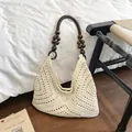 Borsa a tracolla beige all'uncinetto con manico in perline di legno per vacanze estive - Beige