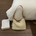 Sac hobo crème avec textures au crochet et bandoulière réglable en cuir marron - Beige