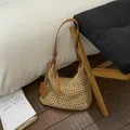 Sac à bandoulière en crochet beige avec lanières en cuir marron et pendentif feuille - Marron