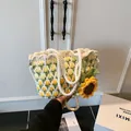 Borsa a uncinetto fatta a mano con motivi a tulipano e ciondolo a girasole - Grande / Giallo