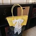 Sac panier tressé jaune vif avec grand nœud en dentelle blanche pour plage et vacances - Jaune