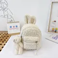 Detalle de la mini mochila de felpa blanca con orejas de conejo y un amuleto de osito - Sin Colgante / Blanco