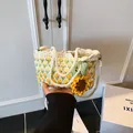 Handgehäkelte Umhängetasche mit Tulpenmuster und gelber Sonnenblumenverzierung - Klein / Gelb