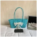 Panier tressé bleu vif avec nœud en dentelle blanche et fines doubles poignées - Bleu