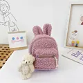Detalle de la mochila de peluche lila con orejas de conejo y un colgante de osito - Sin Colgante / Púrpura
