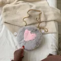 Sac bandoulière rond en peluche avec motif cœur et chaîne dorée pour femme en gris - Gris clair