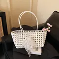 Sac de plage tressé blanc avec nœud en dentelle délicat sur fond en cuir noir - Blanc