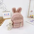 Primer plano de mochila de felpa rosa con orejas de conejo y colgante de oso suave - Sin Colgante / Rosa