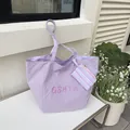 Große lavendelfarbene Tragetasche mit GSHYA-Stickerei und passendem Streifenbeutel - Lavendel