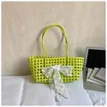 Sac cabas tissé vert citron avec un nœud en dentelle blanche et deux poignées pour l'été - Vert Avocat
