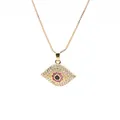 Collana occhio di Allah dorata con zirconi rosa e bianchi su sfondo bianco neutro - Malocchio Stile 3
