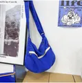 Detail eines verstellbaren Leinengurts und Reißverschlusses an einer blauen Kuriertasche - Blau