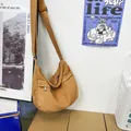 Braune Canvas-Umhängetasche mit verstellbarem Gurt und geräumigem Hobo-Design - Braun