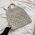 Borsa a mano in macramè bianco fatta a mano con manici tondi in legno per la spiaggia - Bianco