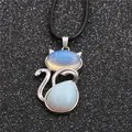 Collana bohémien con ciondolo a gatto in opale e cordino nero su sfondo nero - Stile Opale (NSN0144 Cordino Cerato)