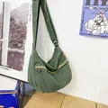 Minimalistische dunkelgrüne Canvas-Umhängetasche mit breitem Gurt und Außentasche - Grün