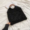 Sac fourre-tout tissé noir minimaliste avec poignées rondes en bois pour la plage - Noir