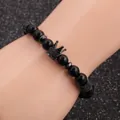Détail du bracelet en perles noires de 8mm avec couronne sur le poignet - Noir de Fusil (Couronne Noir de Fusil)