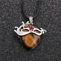 Collier masque vintage avec pierre œil de tigre et strass rouges sur cordon noir - Style Oeil de Tigre