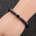 Vue détaillée des perles de pierre noire à facettes de 8mm et des perles d'espacement en métal - Argent (Hématite Argent)