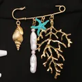 Broche de océano con coral dorado, estrella de mar y perlas para estilo playa - Dorado (11090)