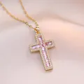 Kruis ketting met roze zirkoon in het midden en goud op roze zijden achtergrond - Gouden Kruis (Roze Zirkonia) (X1353)