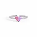 Detail van verstelbare zilveren ring met roze en paarse hartvormige edelstenen - Verstelbaar (US Maat 7) / Witgoud