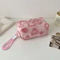 Borsa trucco in peluche rosa con motivo a cuore e pratico cinturino da polso - Rosa
