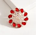 Détail macro d'une broche vintage dorée avec gemmes rouges et diamants scintillants - Rouge