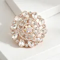 Broche fleurie élégante avec des strass étincelants en forme de goutte et métal doré - Blanc