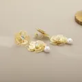 Elegante gouden holle bloemoorbellen met zirkoon centrum en hangende parelaccenten - Dubbele Bloem Lange Clip-on Stijl