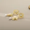 Elegante gouden bloemenoorbellen met glanzende zirkoon en witte parelhangers - Dubbele Bloem Lange Oorknopjes Stijl