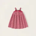 Zomerjurk voor meisjes met rood-wit geruit patroon en schattige aardbeienapplicaties - 80 / Aardbeien Bandjesjurk (XQ25467)