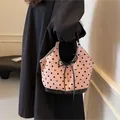 Sac fourre-tout rose à pois noirs avec nœud en cuir pour femme au style rétro chic - Nœud Rose
