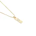Detailaufnahme der goldenen Halskette mit rechteckigem Anhänger und Zirkon-Buchstaben U - Buchstabe U