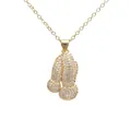 Goldene Stern- und Herzhand-Halskette mit weißen Zirkonia-Steinen im Mikro-Pave-Stil - Boxhandschuhe