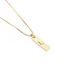 Nahaufnahme der Goldkette mit einem rechteckigen Anhänger und buntem Zirkonia-Buchstaben L - L