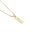 Detail der goldenen Boxkette und des rechteckigen Anhängers mit buntem Zirkonia-Buchstabe J - Buchstabe J