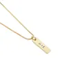 Detail einer goldenen Schlangenkette mit vertikalem Stabanhänger und Zirkon-Buchstabe I - Buchstabe I